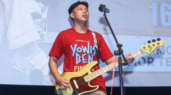 Aksi Bayu Eko Moektito atau Bayu Skak bermain musik saat gala premiere film 'Yowis Ben Finale' di Kuningan, Jakarta Selatan, Kamis (9/12/2021). [Suara.com/Alfian Winanto]