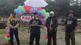 Kasubdit Perencanaan Teknis Ditektorat Air Minum, Dades Prinandes (kedua kiri) disaksikan langsung oleh Pemimpin Redaksi portal-portal media PT Arkadia Digital Media Tbk, Suwarjono (kanan) memberikan sambutan saat kompetisi Water Adventure Jelajah Air Nusantara di Desa Ciasihan, Kecamatan Pamijahan, Kabupaten Bogor, Jawa Barat, Kamis (9/12/2021). [Suara.com/Angga Budhiyanto]