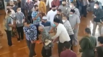 Wali Kota Bandung Meninggal Dunia saat Hendak Salat Jumat, Ditandu di Dalam Masjid