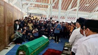 Ridwan Kamil Pimpin Doa untuk Jenazah Wali Kota Bandung Oded M Danial di Rumah Dinas