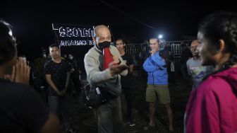 Para peserta mendengarkan arahan sebelum memulai kompetisi Water Adventure Jelajah Air Nusantara di Desa Ciasihan, Kecamatan Pamijahan, Kabupaten Bogor, Jawa Barat, Rabu (8/12/2021) malam. [Suara.com/Angga Budhiyanto]