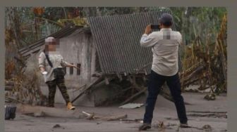 Lokasi Bencana Erupsi Gunung Semeru Jadi Tempat Selfie, Warganet: RIP Empati