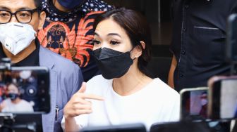 Penyanyi Gisella Anastasia saat ditemui awak media usai menjalani pemeriksaan di Polda Metro Jaya, Jakarta Selatan, Jumat (10/12/2021). [Suara.com/Alfian Winanto]