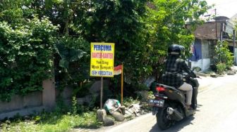 Lalu Lintas Jalan Padat, Warga Kampung di Solo Pasang Poster Unik: Larang Truk Melintas