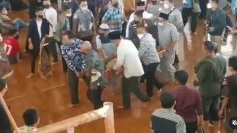 Ustaz Yusuf Mansur Unggah Video Walkot Bandung Ditandu Saat Jumatan: Semoga Husnulkhatimah