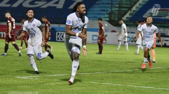BRI Liga 1: Carlos &#039;Cak Sodiq&#039; Fortes Menggila, Arema FC Jungkalkan Borneo FC di Magelang