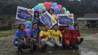 Para peserta berfoto bersama usai mengikuti kompetisi Water Adventure Jelajah Air Nusantara di Desa Ciasihan, Kecamatan Pamijahan, Kabupaten Bogor, Jawa Barat, Kamis (9/12/2021). [Suara.com/Angga Budhiyanto]