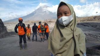 Ratapan Alfianah, Anak yang Berdoa di Bawah Lereng Semeru Mencari Ayahnya Yang Hilang