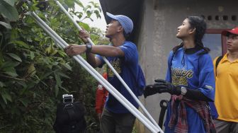 Tim dari Clares Taufan berusaha menyelesaikan tantangan dalam kompetisi Water Adventure Jelajah Air Nusantara di Desa Ciasihan, Kecamatan Pamijahan, Kabupaten Bogor, Jawa Barat, Kamis (9/12/2021). [Suara.com/Angga Budhiyanto]