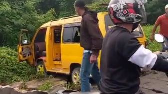 Angkot Ugal-ugalan di Medan Tabrak Pembatas Jalan, Sejumlah Penumpang Luka Ringan