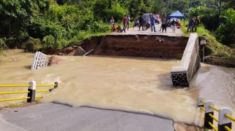 Bantu Mobilitas Warga, Pemprov Lampung Pasang Jembatan Darurat di Sungai Way Bilew