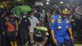 Keluarga dan kerabat mengusung peti jenazah almarhum Walikota Bandung Oded M Danial di Pemakaman Gunung Mbah Dalem, Lengkong Kota Tasikmalaya, Jawa Barat, Jumat (10/12/2021). [ANTARA FOTO/Adeng Bustomi]