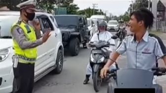 Dicegat Polisi karena Tidak Pakai Helm, Pria Ini Malah Nangis Kejer