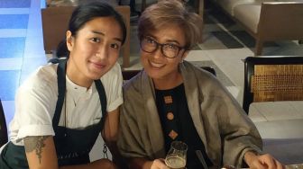 Persis Adik Kakak! 5 Potret Adu Gaya Chef Renatta dan Ibu yang Awet Muda