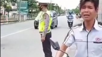 Viral Pria Nangis saat Ditilang Polisi, Warganet: Tampang Security Hati Hello Kitty