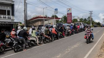 Sejumlah pengendara antre di jalan raya untuk mengisi bahan bakar minyak (BBM) di SPBU Kampak, Kota Pangkalpinang, Kepulauan Bangka Belitung, Sabtu (11/12/2021). [ANTARA FOTO/Resha Juhari]