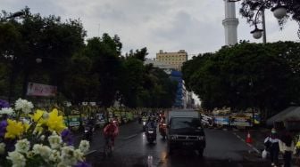 Kawasan Alun-alun Bandung Jadi Lautan Bunga