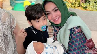 Syok saat Buka Lemari Rafathar, Ibu Nagita Slavina: Dia Nyimpen Duit Segepok kayak Nyimpen Mainan