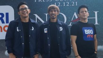 Grup band NOAH berfoto bersama usai menggelar jumpa pers terkait rencana peluncuran album 'Second Chance: Taman Langit' di Senayan, Jakarta Pusat, Minggu (12/12/2021). [Suara.com/Alfian Winanto]
