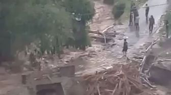 Garut Diguyur Hujan Deras, Sungai di Sukawening Meluap Lagi