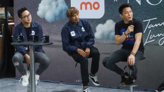 Grup band NOAH saat menggelar jumpa pers terkait rencana peluncuran album 'Second Chance: Taman Langit' di Senayan, Jakarta Pusat, Minggu (12/12/2021). [Suara.com/Alfian Winanto]