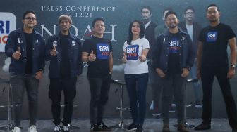 Grup band NOAH berfoto bersama usai menggelar jumpa pers terkait rencana peluncuran album 'Second Chance: Taman Langit' di Senayan, Jakarta Pusat, Minggu (12/12/2021). [Suara.com/Alfian Winanto]