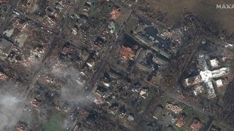 Foto udara kerusakan dan puing-puing pabrik lilin setelah terjadinya tornado di Mayfield, Kentucky, Amerika Serikat, Minggu (12/12/2021). [Foto/AFP]