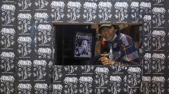 Salah satu stand pakaian di event Jakarta Clothing (JakCloth) 2021 di JCC Senayan, Jakarta Pusat, Minggu (12/12/2021). [Suara.com/Alfian Winanto]