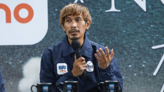 Musisi Loekman Hakim atau Lukman NOAH saat jumpa pers terkait rencana peluncuran album band NOAH 'Second Chance: Taman Langit' di Senayan, Jakarta Pusat, Minggu (12/12/2021). [Suara.com/Alfian Winanto]