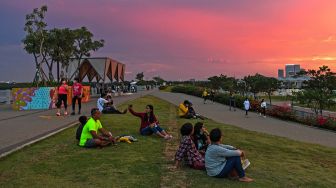 Menikmati Panorama Matahari Tenggelam di Pantai Maju PIK