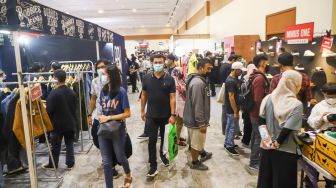 Suasana di event Jakarta Clothing (JakCloth) 2021 di JCC Senayan, Jakarta Pusat, Minggu (12/12/2021). [Suara.com/Alfian Winanto]