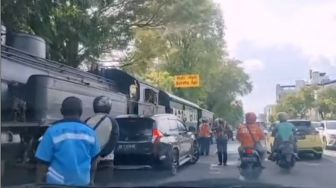 Apes! Parkir Sembarangan, Mobil Pajero Sport di Kota Solo Disrempet Sepur Kluthuk Jaladara