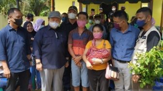 Kisah Pasutri di Tapsel Sumut Jalan Kaki 10 Km Demi Vaksin Covid-19