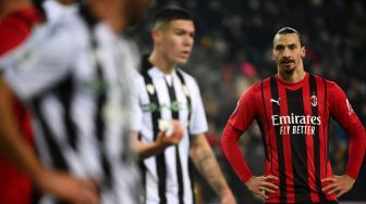 Pemain depan AC Milan Zlatan Ibrahimovic bereaksi selama pertandingan sepak bola Serie A Italia antara Udinese melawan AC Milan di stadion Dacia Arena, Minggu (12/12/2021) dini hari WIB.  Marco BERTORELLO / AFP
