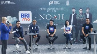 Grup band NOAH saat menggelar jumpa pers terkait rencana peluncuran album 'Second Chance: Taman Langit' di Senayan, Jakarta Pusat, Minggu (12/12/2021). [Suara.com/Alfian Winanto]