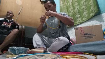 Joko Santoso Pria Malang yang Buta Habis Vaksin Kini Jadi Pemasang Senar Raket