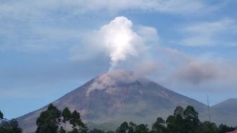 Tengah Malam Tadi Gunung Semeru Erupsi Lagi, Ditandai Gempa dan Awan Panas