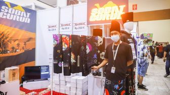Salah satu stand pakaian di event Jakarta Clothing (JakCloth) 2021 di JCC Senayan, Jakarta Pusat, Minggu (12/12/2021). [Suara.com/Alfian Winanto]