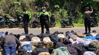 Bikin Ulah Di JJLS Gunungkidul, Ratusan Pelajar Asal Kota Yogyakarta Dihukum Push Up