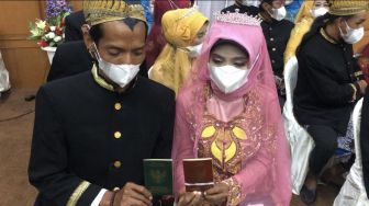 Menikah 12 Tahun, Pasangan Pemulung Asal Gresik Terharu Baru Dapat Buku Nikah