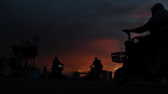 Warga menyaksikan matahari tenggelam saat mengunjungi kawasan Pantai Maju, Pantai Indah Kapuk (PIK), Kamal Muara, Jakarta, Sabtu (11/12/2021). ANTARA FOTO/Wahyu Putro 