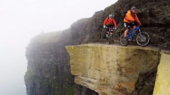 Bersepeda di Tebing Moher, Irlandia