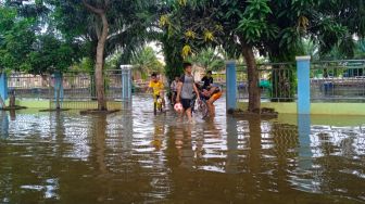 Tumpukan Sampah di TPA Sukawinatan Longsor, Ratusan Warga Terdampak Banjir