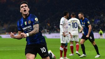 Pemain depan Inter Milan Argentina Lautaro Martinez merayakan setelah mencetak gol pertama timnya selama pertandingan sepak bola Serie A Italia antara Inter Milan dan Cagliari di Stadion Giuseppe Meazza di Milan pada 12 Desember 2021. Miguel MEDINA / AFP