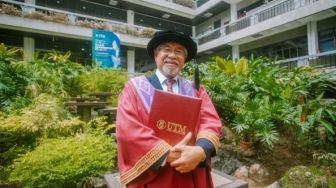 Usia dan Penyakit Tak Jadi Halangan, Kakek 70 Tahun Ini Berhasil Dapat Gelar Doktor