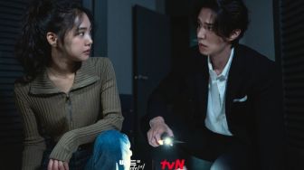 7 Potret Macho Lee Dong Wook di Drama Bad And Crazy, Tak Peduli Reputasi!