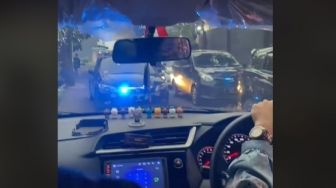 Viral Mobil Lawan Arah Nyalakan Strobo, Berakhir Jalan Mundur