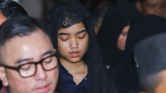 Adik Bibi Ardiansyah, Fujianti Utami saat mengikuti pengajian 40 hari meninggalnya Vanessa Angel dan Bibi Ardiansyah di kediaman Bibi Ardiansyah, Srengseng, Jakarta Barat, Senin (13/12/2021). [Suara.com/Alfian Winanto]