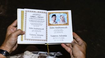 Buku yasin dari pengajian 40 hari meninggalnya Vanessa Angel dan Bibi Ardiansyah di kediaman Bibi Ardiansyah, Srengseng, Jakarta Barat, Senin (13/12/2021). [Suara.com/Alfian Winanto]