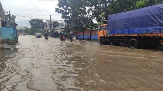 Dilanda Hujan Deras dan Angin Kencang, Sejumlah Jalan di Kota Bandung Terendam Banjir